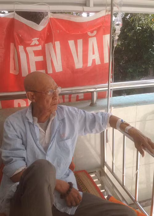 Hinh anh nghe si Le Binh lac quan chong choi benh ung thu phoi