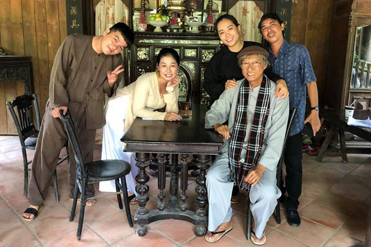 Hình ảnh nghệ sĩ Lê Bình gầy đi trông thấy khi điều trị căn bệnh ung thư phổi. Ảnh: FBNV