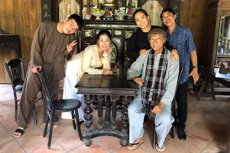 Hình ảnh nghệ sĩ Lê Bình gầy đi trông thấy khi điều trị căn bệnh ung thư phổi. Ảnh: FBNV