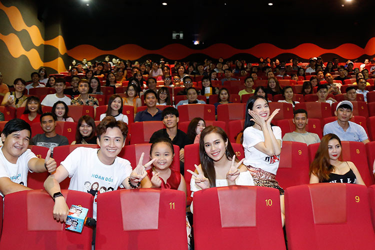 Ngoài Nhã Phương, Ngô Kiến Huy, "Hoán đổi" còn có sự tham gia diễn xuất của: Trấn Thành, Huỳnh Lập, Khả Như, Hứa Minh Đạt, La Thành, Mai Bảo Ngọc, bé Kim Thư,…