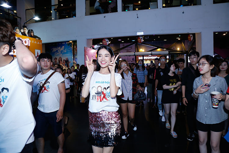 Mới đây, Nhã Phương gây chú ý khi xuất hiện tại buổi giao lưu với khán giả phim "Hoán đổi".