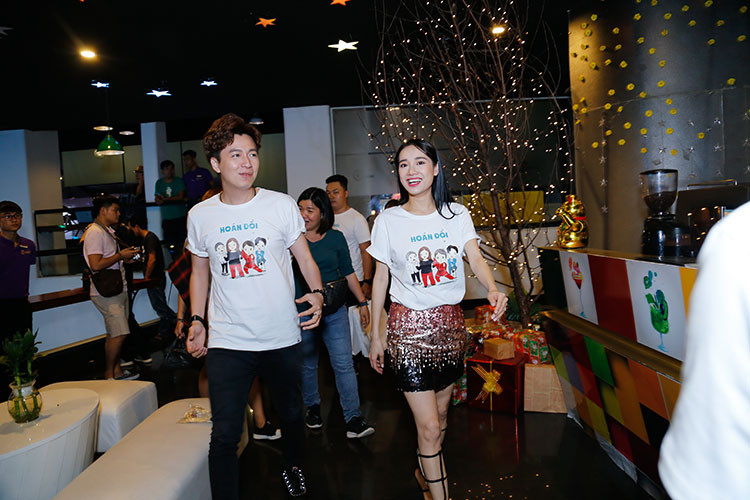 Nhã Phương diện áo thun trắng, chân váy ngắn trẻ trung và luôn nở nụ cười rạng rỡ.