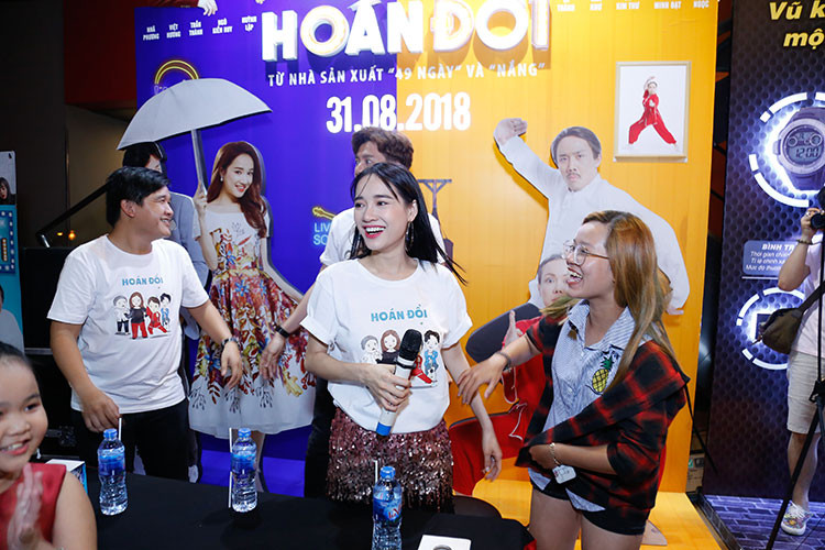 Vợ sắp cưới của Trường Giang hạnh phúc trước sự ủng hộ của khán giả dành cho mình.