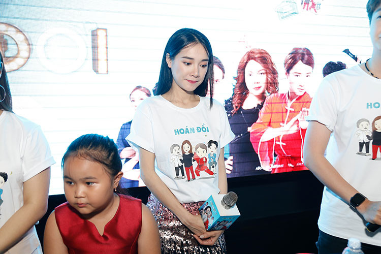 Trong “Hoán đổi”, Nhã Phương vào vai cô ca sĩ hết thời Tiên Tiên và có một mối tình đầy lãng mạn với chàng nhạc sĩ Minh Thắng (Ngô Kiến Huy).