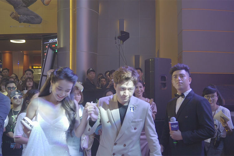 Trong buổi họp báo phim "Hoán đổi" diễn ra gần đây, Nhã Phương sánh đôi tình tứ bên Ngô Kiến Huy.