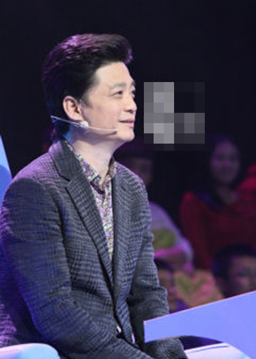 Sau khi vượt qua căn bệnh trầm cảm, nam MC sinh năm 1963 trở lại đài CCTV để dẫn chương trình “Trò chuyện với tiểu Thôi”.