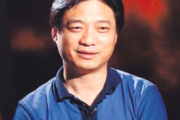 MC Thôi Vĩnh Nguyên sinh năm 1963 tại Thiên Tân, Trung Quốc. Năm 3 tuổi, anh cùng gia đình chuyển đến Bắc Kinh sinh sống.