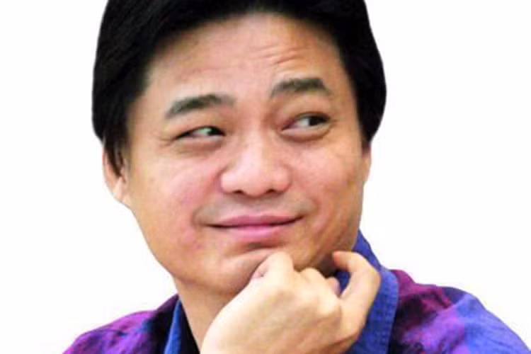 Tên tuổi của Thôi Vĩnh Nguyên bắt đầu gây chú ý khi anh dẫn chương trình "Tell it like it is" vào năm 1996 của CCTV.