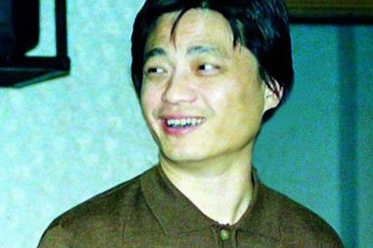 Thôi Vĩnh Nguyên tốt nghiệp Đại học Truyền thông Trung Quốc năm 1985, sau đó làm việc tại Đài truyền hình Trung ương Trung Quốc (CCTV).