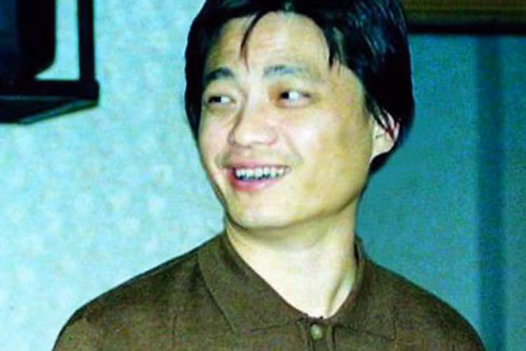 Thôi Vĩnh Nguyên tốt nghiệp Đại học Truyền thông Trung Quốc năm 1985, sau đó làm việc tại Đài truyền hình Trung ương Trung Quốc (CCTV).