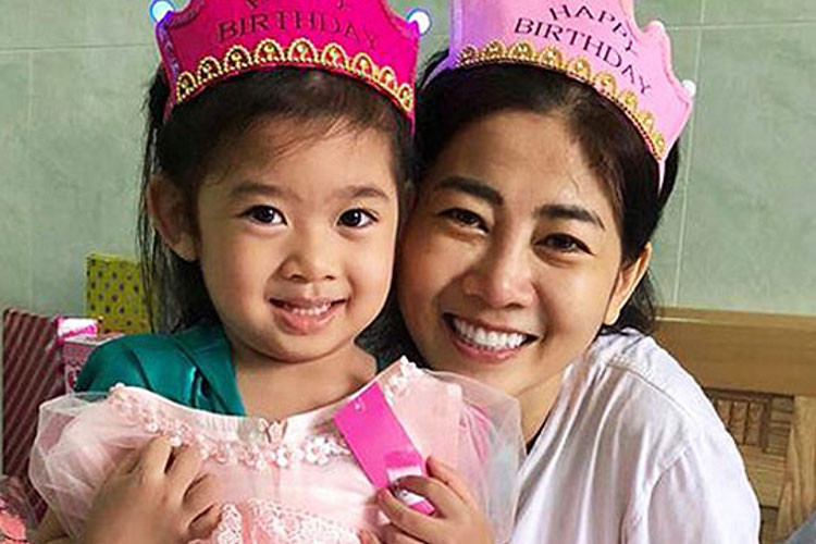 Mai Phương làm mẹ đơn thân suốt 5 năm qua và hiện mắc bệnh ung thư phổi. Ảnh: Danviet
