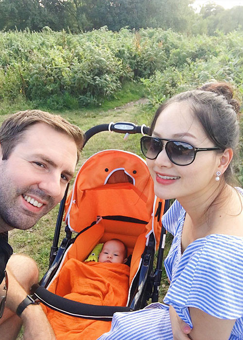 Trải qua 3 mối tình với trai ngoại, Lan Phương tìm được bến đỗ bình yên bên bạn trai ngoại quốc tên David. Hiện, cả hai có một cô con gái đáng yêu. Ảnh: FBNV