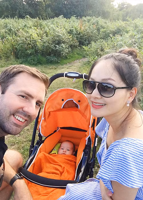 Trải qua 3 mối tình với trai ngoại, Lan Phương tìm được bến đỗ bình yên bên bạn trai ngoại quốc tên David. Hiện, cả hai có một cô con gái đáng yêu. Ảnh: FBNV