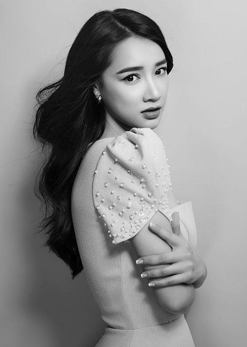 Trước Trường Giang, Nhã Phương từng hẹn hò với một thành viên của ê-kíp làm phim “Gia đình số đỏ” trong 6 năm. Ảnh: FBNV