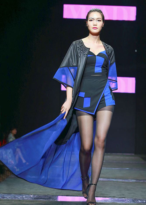 Nàng hoa hậu sinh năm 1990 tự tin sải bước trên sàn catwalk năm 2015. Ảnh: Tienphong