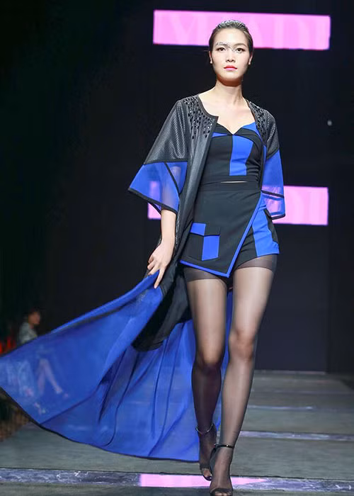 Nàng hoa hậu sinh năm 1990 tự tin sải bước trên sàn catwalk năm 2015. Ảnh: Tienphong
