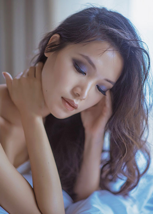 Những năm gần đây, gương mặt của Thùy Dung bất ngờ thon gọn hơn làm dấy lên nghi vấn cô đã độn cằm. Ảnh: FBNV