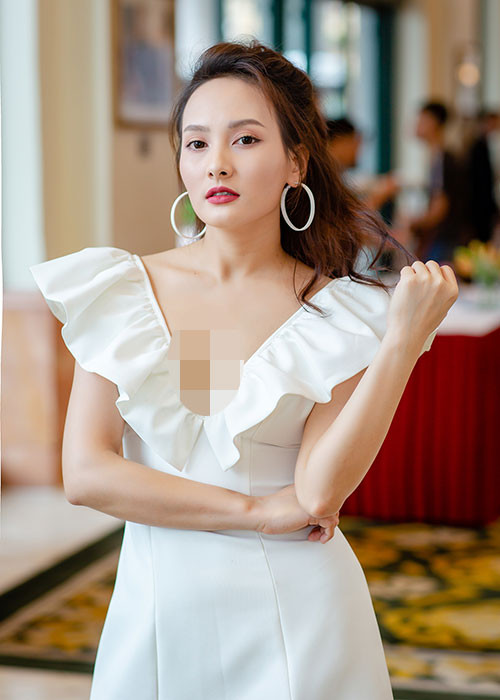 Nàng dâu Minh Vân của "Sống chung với mẹ chồng" diện váy trắng gợi cảm dự sự kiện.