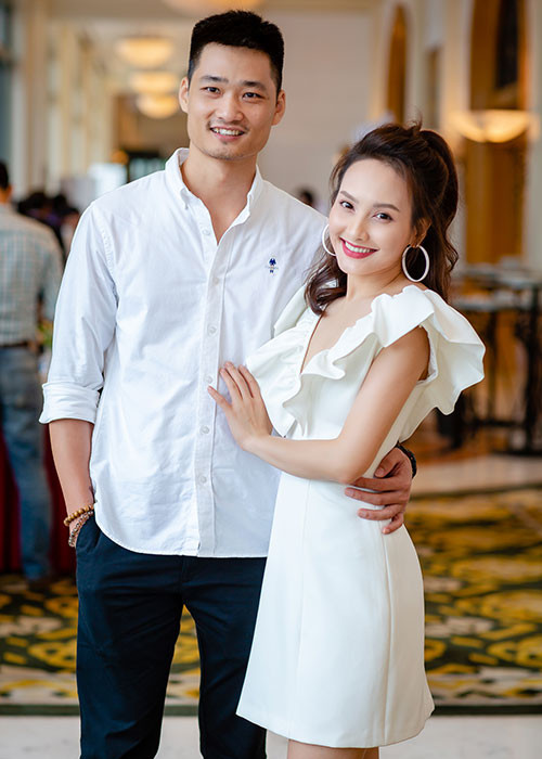 Hình ảnh Bảo Thanh rạng rỡ bên ông xã điển trai tại sự kiện mới đây.