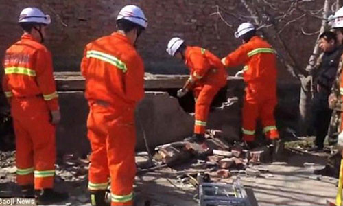 Be so sinh bi me de roi trong toilet cong cong khong biet