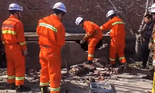 Bé sơ sinh bị mẹ đẻ rơi trong toilet công cộng không biết Be so sinh bi me de roi trong toilet cong cong khong biet