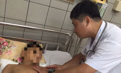 Dap thuoc la chua ran can, be trai bi hoai tu nang ban tay trai