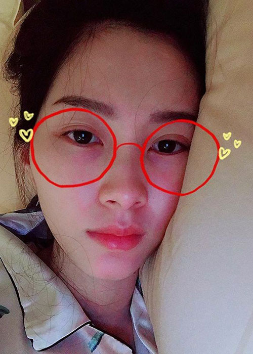 Ở nhà chăm con gái, Đặng Thu Thảo mặc piyama giản dị, bới tóc, trái ngược với phong cách khi đi ra ngoài. Sự khác biệt khiến con gái của cô đôi lúc không nhận ra mẹ.