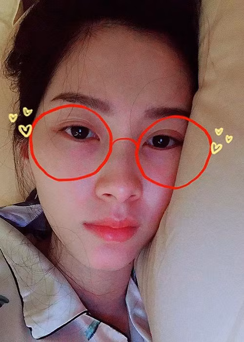 Ở nhà chăm con gái, Đặng Thu Thảo mặc piyama giản dị, bới tóc, trái ngược với phong cách khi đi ra ngoài. Sự khác biệt khiến con gái của cô đôi lúc không nhận ra mẹ.