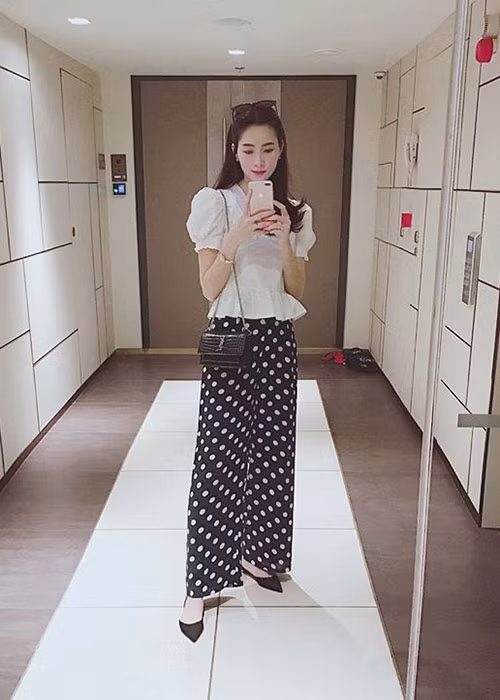 Thu Thảo tiết lộ: "Ban đầu mỗi ngày chị chỉ dám ăn 1-2 chén tối đa, sau cân nặng giảm dần thì chị tăng lượng tinh bột lên từ từ. Ngoài ra chị còn chạy bộ và siêng squat lúc có thời gian rảnh".