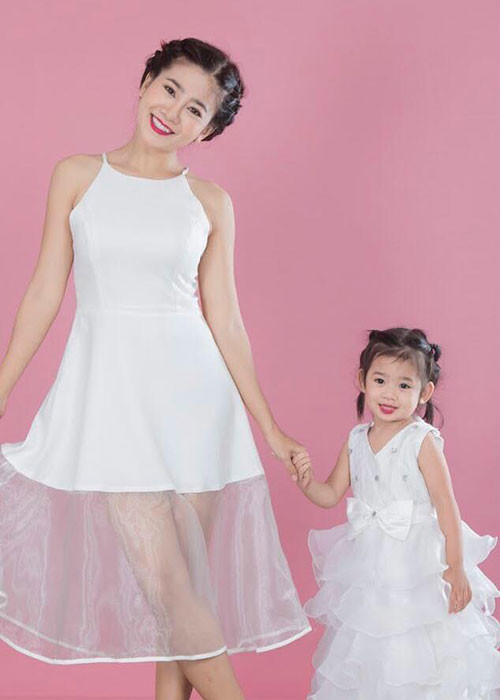 Thừa hưởng nhiều nét đẹp của mẹ với đôi mắt tròn, bé Lavie được nhiều người khen ngợi xinh như thiên thần.