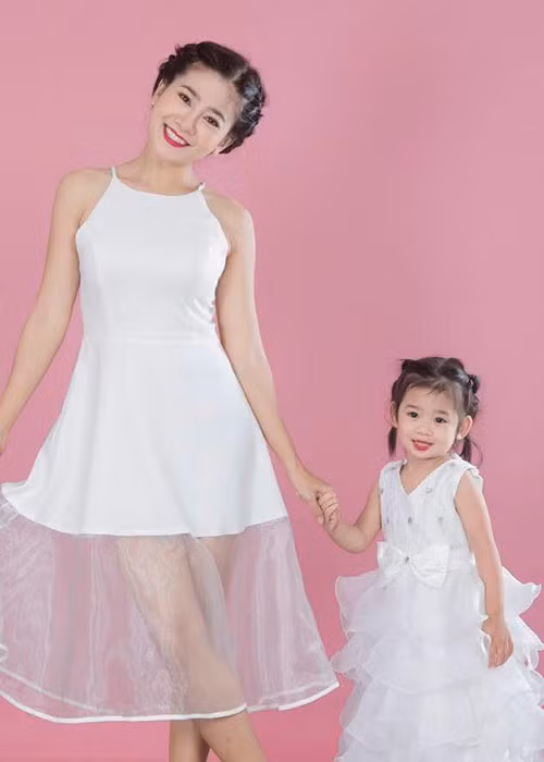 Thừa hưởng nhiều nét đẹp của mẹ với đôi mắt tròn, bé Lavie được nhiều người khen ngợi xinh như thiên thần.