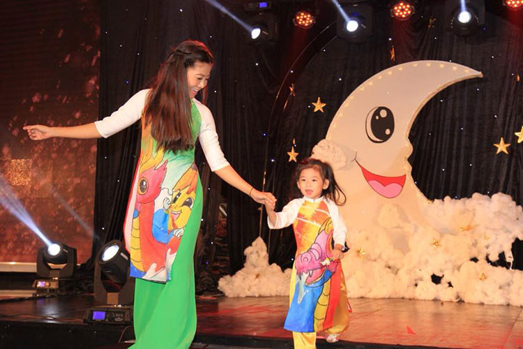 Hình ảnh Mai Phương cùng con gái mặc áo dài trình diễn thời trang.