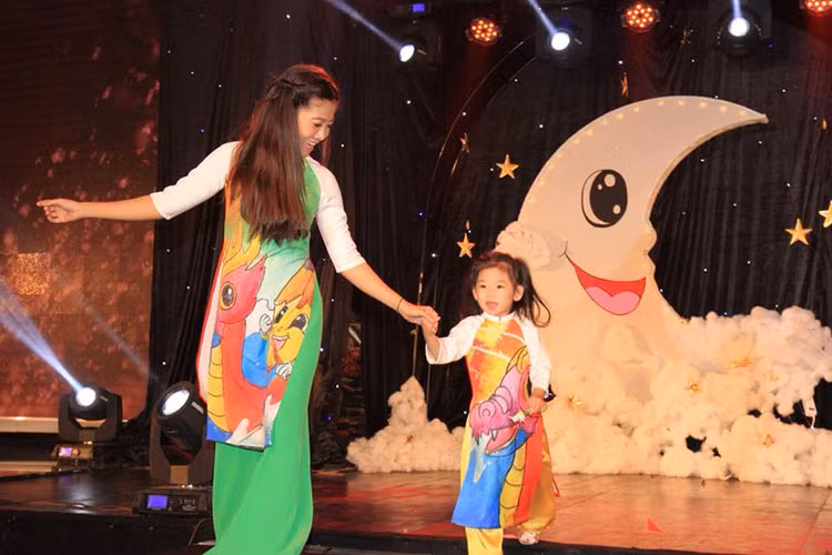Hình ảnh Mai Phương cùng con gái mặc áo dài trình diễn thời trang.