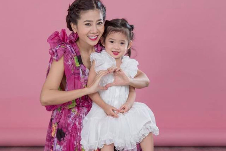 Nữ diễn viên phim "Hương phù sa" cảm thấy hạnh phúc nhờ cô con gái nhỏ của mình.