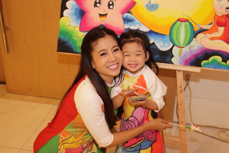 Con gái của Mai Phương càng lớn càng đáng yêu.