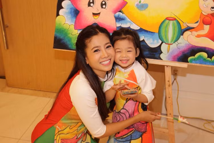 Con gái của Mai Phương càng lớn càng đáng yêu.