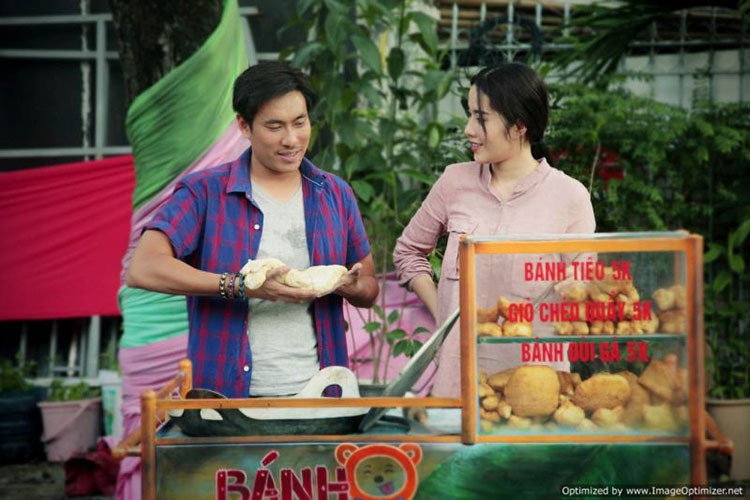 Kiều Minh Tuấn cũng từng hợp tác với Nam Em trong "79810". Nam Em sinh năm 1996, từng đoạt Hoa khôi Đồng bằng sông Cửu Long 2015, top 8 Hoa hậu Trái đất 2016. Ảnh: Danviet