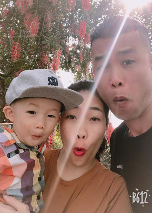 Hình ảnh Hiệp Gà bên vợ thứ ba và con trai trước ồn ào bị Diệp Thúy tố quỵt nợ.