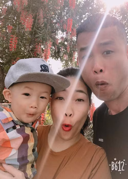 Hình ảnh Hiệp Gà bên vợ thứ ba và con trai trước ồn ào bị Diệp Thúy tố quỵt nợ.