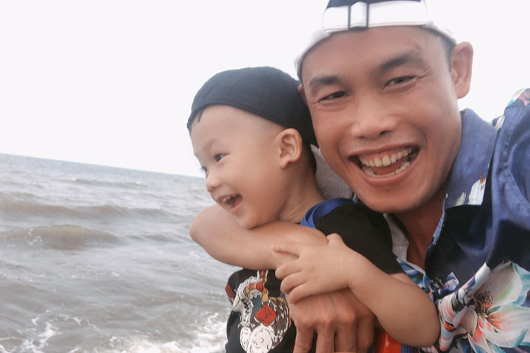 Mặc ồn ào đời tư, Hiệp Gà vui vẻ đăng tải hình ảnh chuyến đi chơi cùng bé Đông Hải.