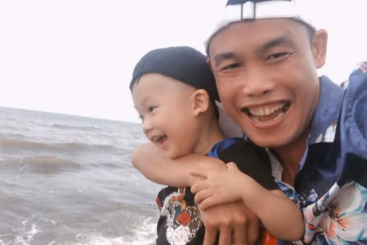 Mặc ồn ào đời tư, Hiệp Gà vui vẻ đăng tải hình ảnh chuyến đi chơi cùng bé Đông Hải.