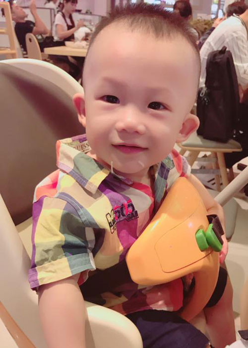 Bé Dương Đông Hải càng lớn càng dễ thương và có nhiều khoảnh khắc vô cùng đáng yêu.