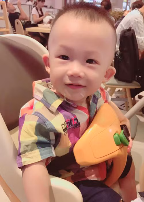 Bé Dương Đông Hải càng lớn càng dễ thương và có nhiều khoảnh khắc vô cùng đáng yêu.