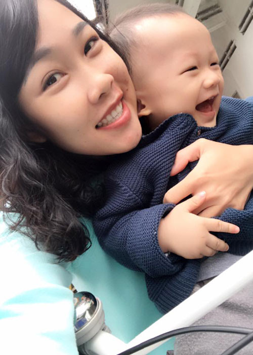 Khoảnh khắc con trai Hiệp Gà cười tít mắt bên mẹ khi đi chơi.