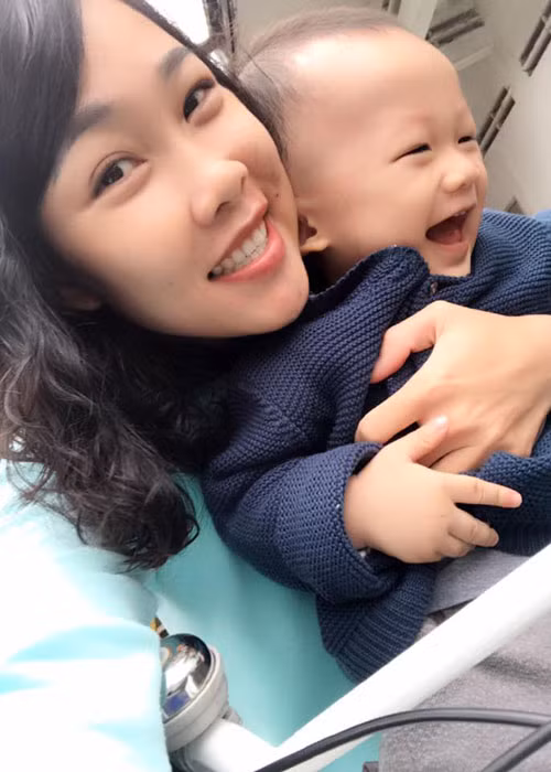 Khoảnh khắc con trai Hiệp Gà cười tít mắt bên mẹ khi đi chơi.