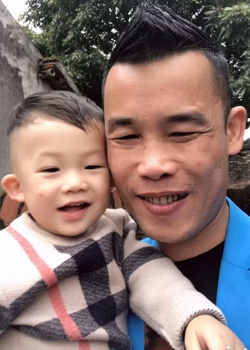 Con trai của Hiệp Gà cất tiếng khóc chào đời vào tháng 10/2016 và giống bố như tạc, đặc biệt ở đôi mắt.