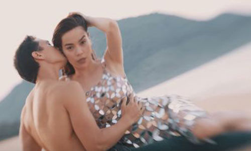 Kim Ly coi tran, om hon Ho Ngoc Ha trong MV moi