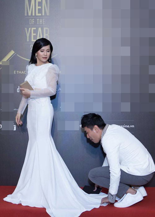 Hình ảnh nam diễn viên phim "Em chưa 18" ngồi xuống chỉnh váy cho bà xã hơn tuổi.