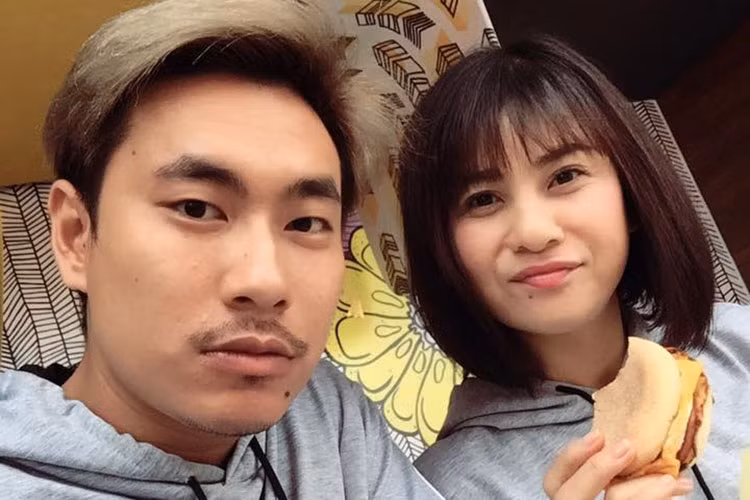 Cùng nhau trải qua những ngày gian khó nhất, tình cảm của cặp đôi chị em này vẫn luôn bền chặt.