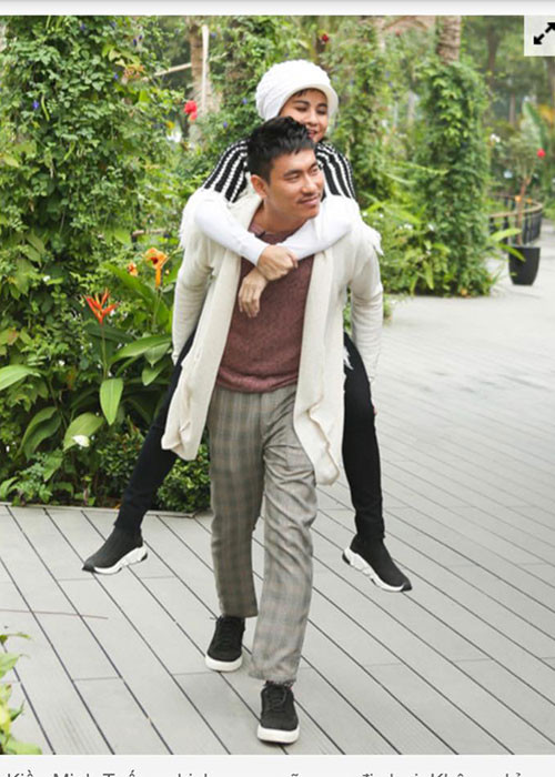 Trong một cuộc phỏng vấn trên Zing, Kiều Minh Tuấn tiết lộ ban đầu mẹ của anh không ủng hộ chuyện tình cảm của anh với Cát Phượng nhưng giờ đây, mẹ anh thậm chí giục hai con sinh em bé.